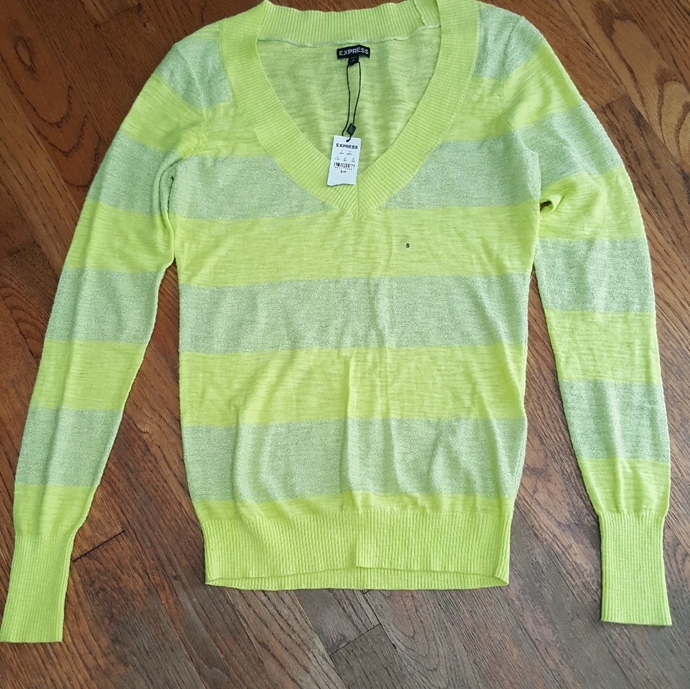 New w tags‎ Express women's v-neck pullover size SP